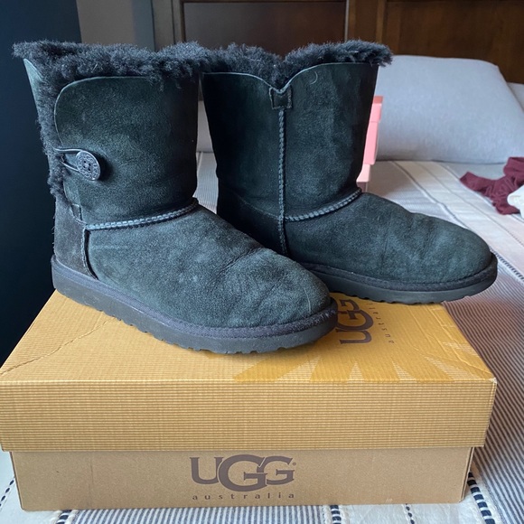 Black Bailey button Ugg’s (size 6) - Picture 1 of 5